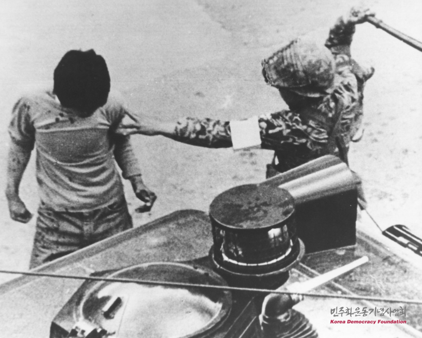 광주민중항쟁 중 계엄군이 시민을 향해 폭력을 휘두르는 모습. 출처: 오픈아카이브