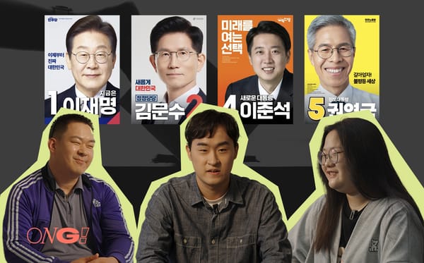 세명의 발달장애인이 대선 포스터를 뒤에 두고 이야기를 나누고 있다.
